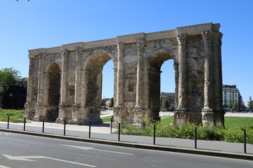 Fototapeta na wymiar La porte de Mars, monument romain du 3eme siecle, ville de Reims, département de la Marne, France