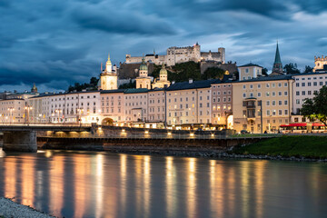 Fototapeta na wymiar Salzburg castle at night in autumn