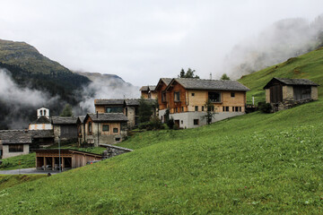 Montagne + village