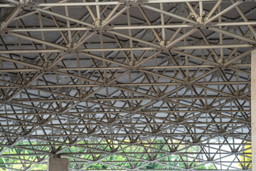 Metal supporting frame of a lattice roof