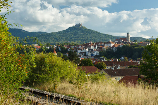 Panorama der Stadt Hechingen und dahinter Burg Hohenzollern im Zollernalbkreis (Schw&auml;bische Alb)