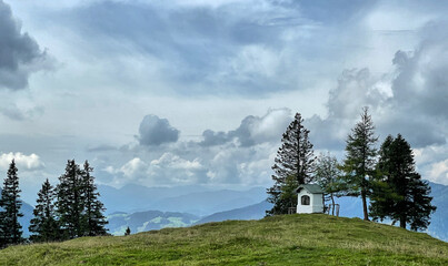 Kleine Kapelle an der Hofbauernalm im Kampenwand-Gebiet, Alpen, Chiemgau, Bayern, Deutschland