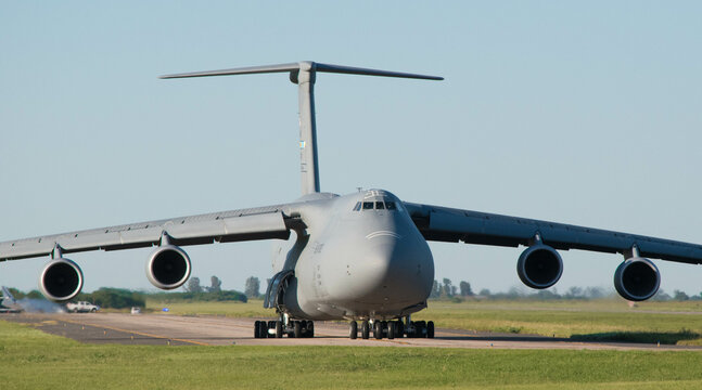 Avion militar de transporte militar preparado para despegar visto desde frente
