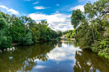 Fototapeta premium Kleiner Spaziergang durch den Park an entlang der Saale in Jena - Thüringen - Deutschland