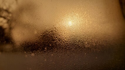 vista del amanecer en frio invierno a traves de la ventana