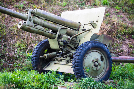 Kaunas Lithuania 2022-09-08
The 76-mm divisional gun M1942 (ZiS-3) was a Soviet 76.2 mm divisional field gun used during World War II.