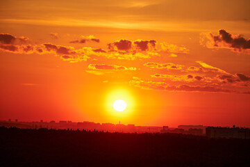 Obraz premium Evening sky with setting sun through clouds at sunset, cloudy landscape