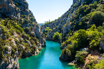 Fototapeta na wymiar Colors of the Verdon river in the lower canyon