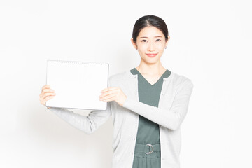 小さいスケッチブックを持っている女性