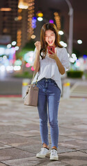 Fototapeta premium businesswoman use phone outdoor