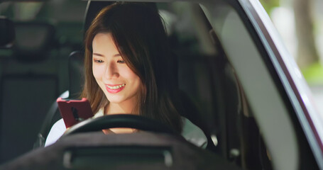 Fototapeta na wymiar businesswoman use smartphone in car