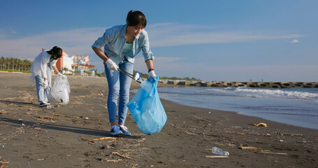 Fototapeta Volunteers Keep Clean On Beach obraz