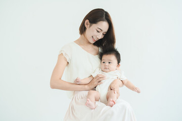 赤ちゃんを抱きかかえるお母さん