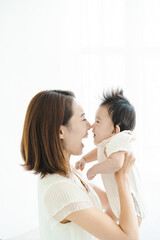 赤ちゃんを抱きかかえるお母さん