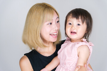 女の子を抱きかかえるお母さん