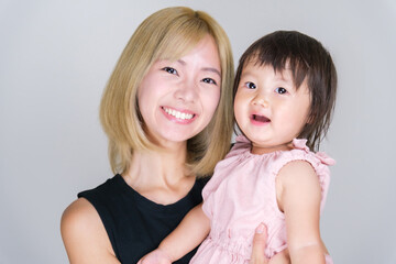 女の子を抱きかかえるお母さん