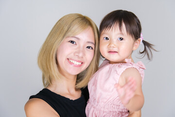 女の子を抱きかかえるお母さん