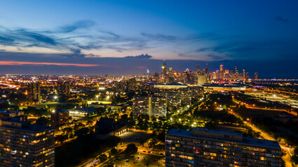 Obraz premium establishing aerial drone night time view of the Chicago skyline metropolis. the cityscape has beautiful architecture that tourist can sightsee.
