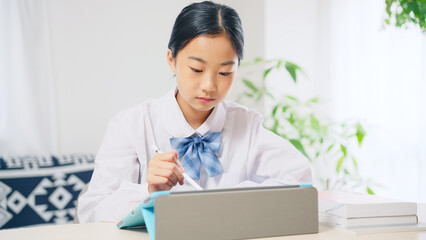 タブレットを使って勉強する女子学生