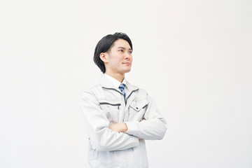 白背景で遠くを見つめる作業員のポートレート