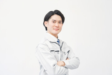 Fototapeta premium 白背景に腕組みをして立つ作業員のポートレート