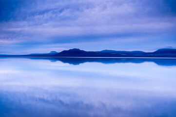 青く染まる夜明けの湖。北海道の屈斜路湖。