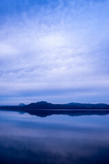 青く染まる夜明けの湖。北海道の屈斜路湖。