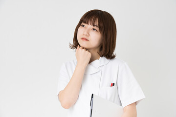 疑問を感じる看護師 
