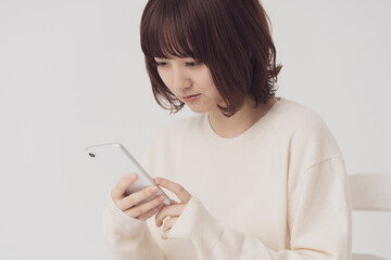 Obraz premium スマートフォンを使う女性 