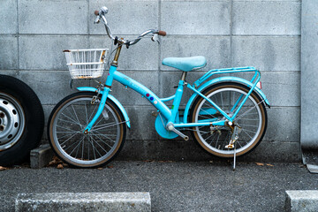 Fototapeta na wymiar ブロック塀と水色の自転車