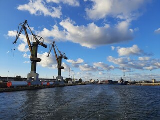 Obraz premium cranes in harbor