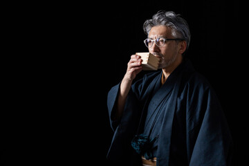 日本酒・升・男性