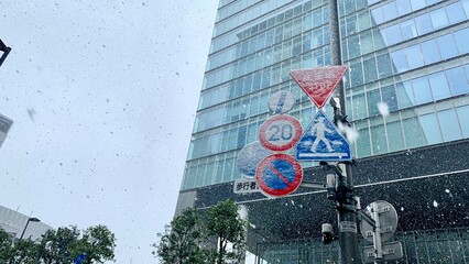 秋葉原で雪が降る際の道路標識