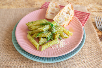 ペンネジェノベーゼとバゲット