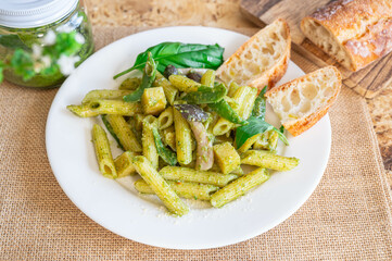 ペンネジェノベーゼとバゲット