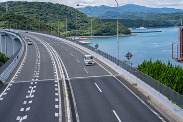 橋 軽自動車 白い車 走行 高速道路