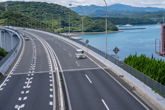 橋 軽自動車 白い車 走行 高速道路