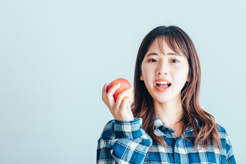 りんごを持って笑顔の女性　Apple