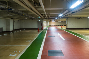 誰もいない地下の駐車場