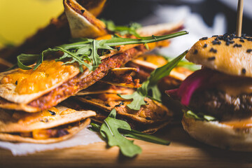 Finger food w knajpie, wsp&oacute;łdzielenie jedzenia oraz kieliszk&oacute;w