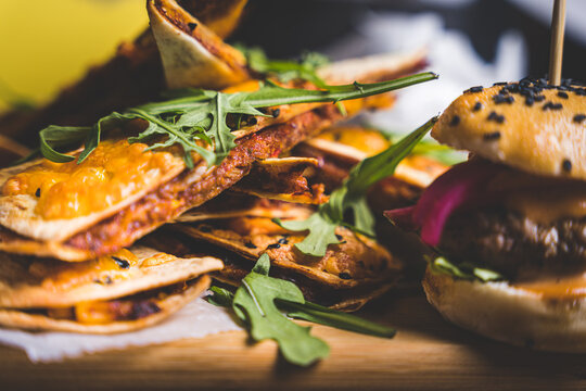 Finger food w knajpie, wsp&oacute;łdzielenie jedzenia oraz kieliszk&oacute;w