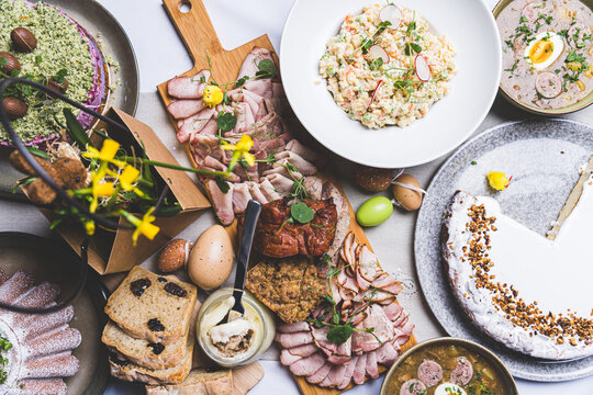 deska wędlin, st&oacute;ł zastawiony na święta