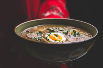 żurek tradycyjny z jajkiem i kiełbasą