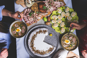 Jaja w majonezie na wielkanocnym stole © voro