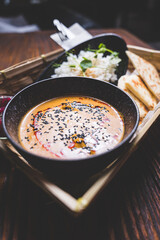 Zupa z dyni z ryżem, chlebkiem naan, i czarnym sezamem