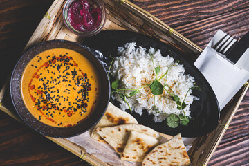 Zupa z dyni z ryżem, chlebkiem naan, i czarnym sezamem