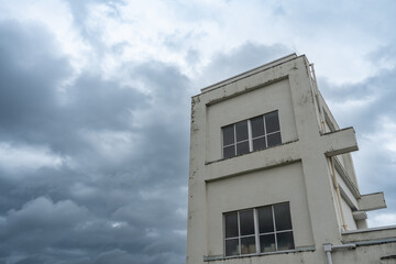 人気のない、日本の高校の校舎の風景