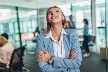 Obraz premium Shot of a smiling young businesswoman standing in a modern office