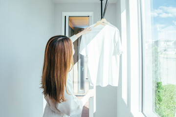 洗濯物を干す女性　Washing
