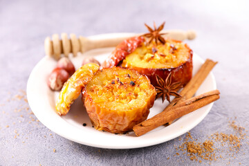 baked apples with spices and honey